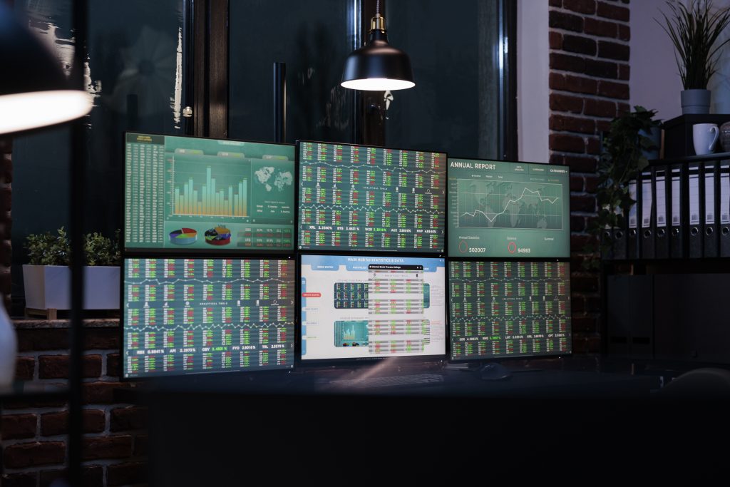 Офіс з моніторами та графіками uptime моніторингу сайту в реальному часі