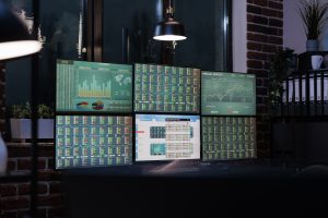 Офіс з моніторами та графіками uptime моніторингу сайту в реальному часі