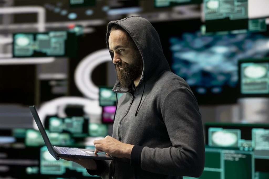 Хакер зламує кібербезпеку через неправильне налаштування безпеки хостингу