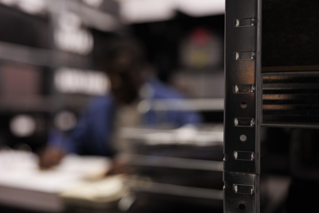 Інспектор аналізує безпеку серверної кімнати та захист сервера від зламу 2025