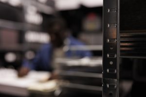 Інспектор аналізує безпеку серверної кімнати та захист сервера від зламу 2025