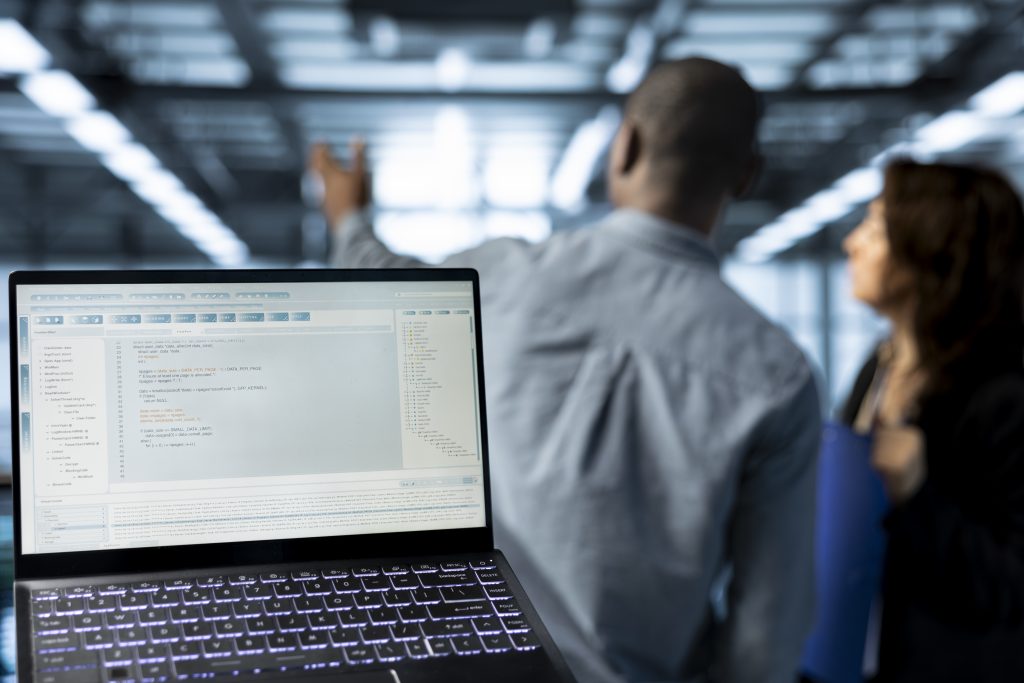 Код на екрані ноутбука для налаштування мультихмарного хостингу на серверах
