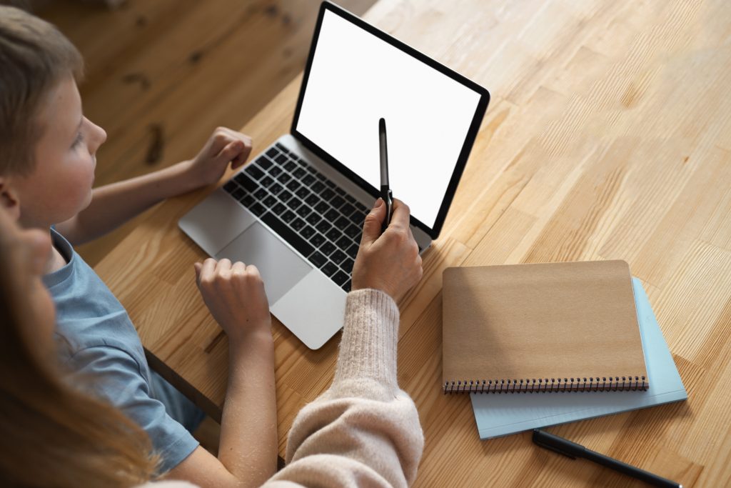 Мати проводить час з дитиною обговорюючи створення шкільного сайту