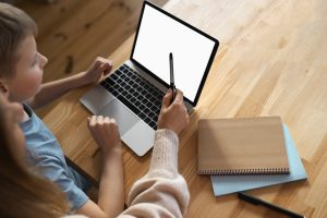 Мати проводить час з дитиною обговорюючи створення шкільного сайту