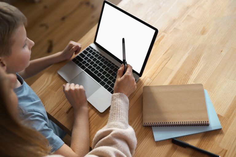 Мати проводить час з дитиною обговорюючи створення шкільного сайту