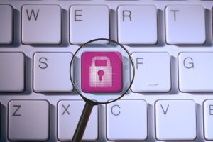 Лупа на клавіатурі символізує перевірку ssl-сертифіката онлайн на хостингу