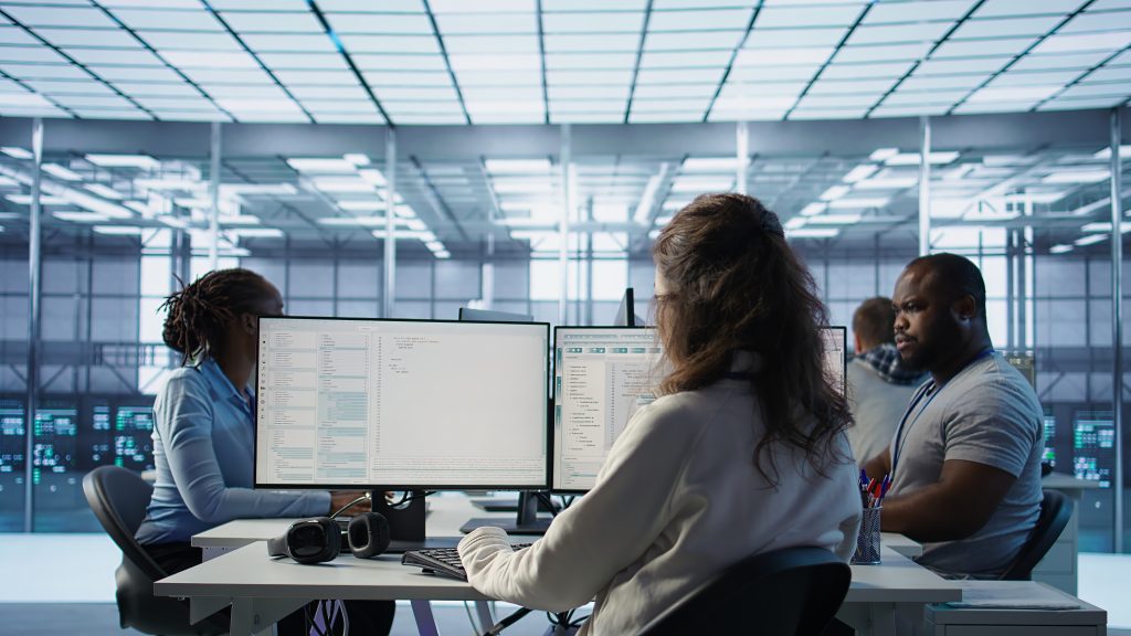 Адміністратор у серверному центрі забезпечує безпеку серверної інфраструктури компанії