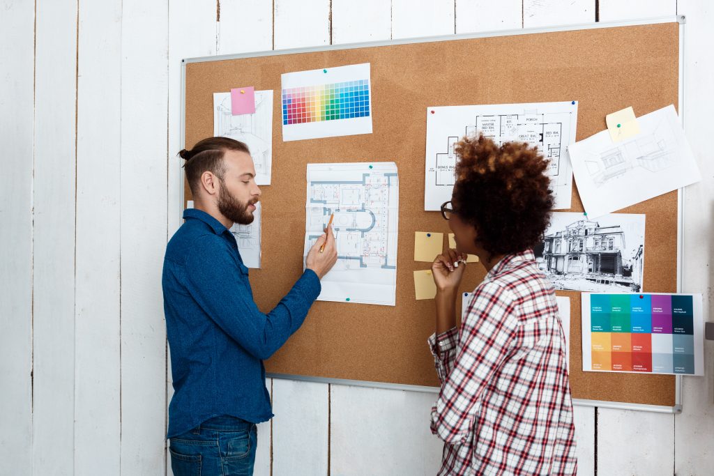 Колеги обговорюють як розподілити сервери між хмарами для бізнесу