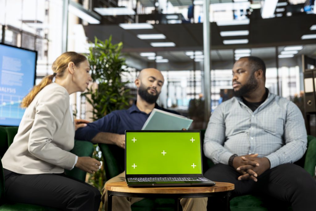 Команда спеціалістів порівнює тарифи хостингу та аналізує документи