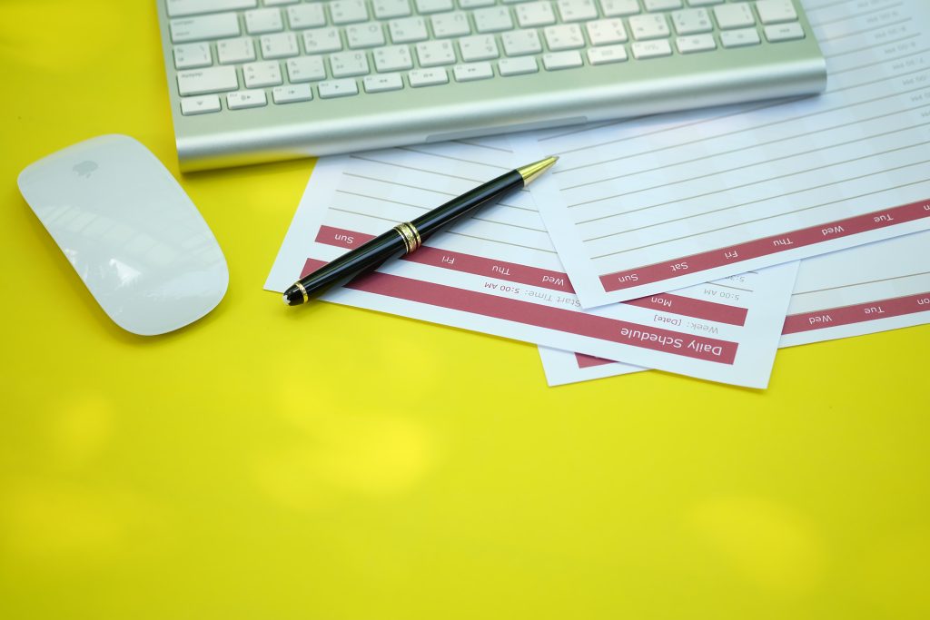 Робочий стіл з блокнотом для планування яку доменну зону обрати для сайту