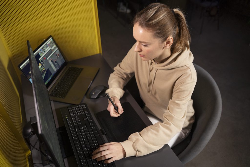 Спеціаліст працює над оптимізацією продуктивності веб-сервера за комп'ютером