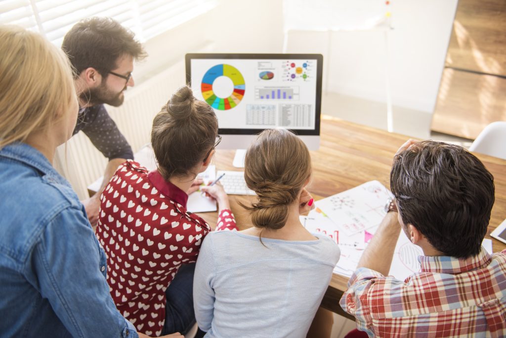 Команда аналізує статистику стрес-тесту сайту та швидкість хостингу під навантаженням