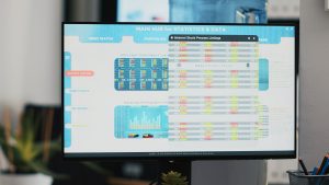 Портфоліо тарифів хостингу на моніторі комп'ютера як фінансові активи