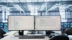 Монітори на робочому столі для перевірки серверів при виборі хостингу