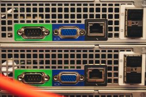 Порти сервера Ethernet та VGA демонструють як працює DNS сервер