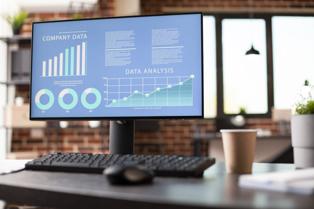 Офіс зі статистикою на моніторах для аналізу швидкості хостингу