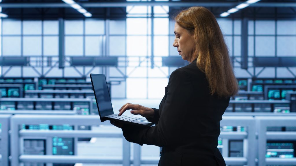 IT-спеціаліст моніторить серверну інфраструктуру перевіряючи налаштування домену