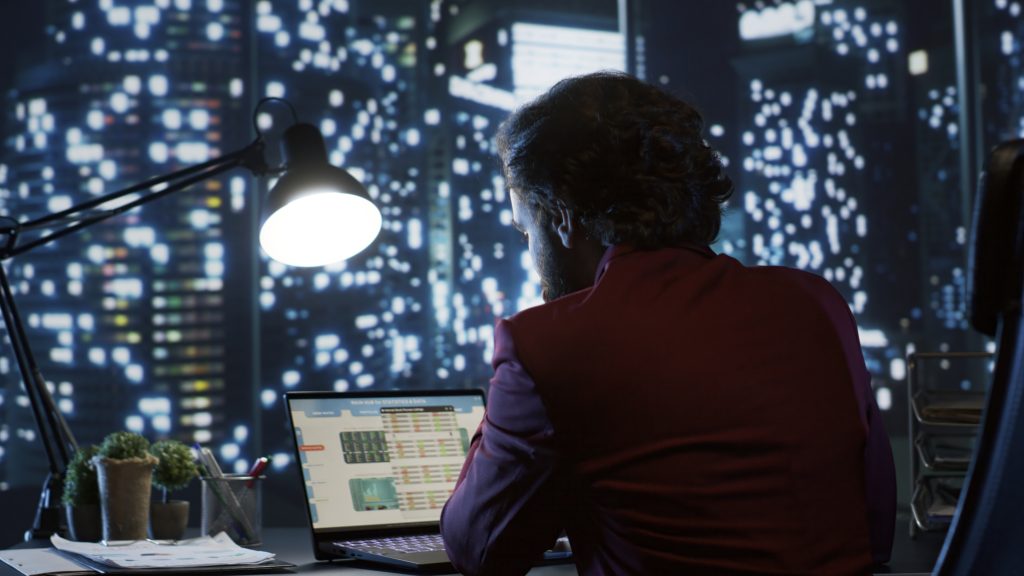 Аналітик перевіряє ціну хостингу та аналізує фінансові показники тарифів