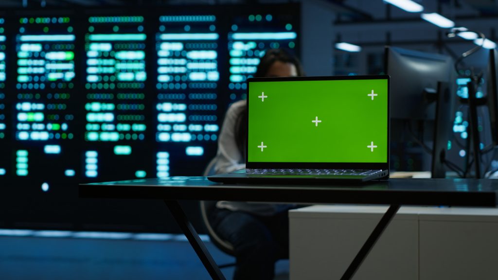 Ноутбук у серверній кімнаті для налаштування managed хостингу WordPress