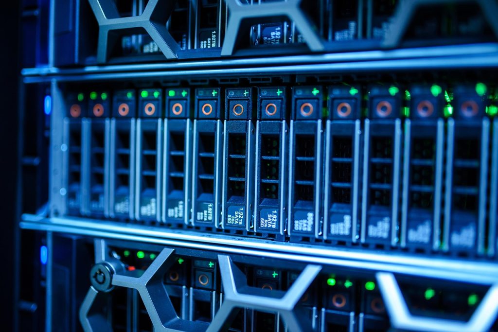 Серверна кімната дата-центру визначає вартість хостингу у 2025 році