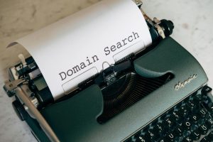 Друкарська машинка з текстом Domain Search для реєстрації домену