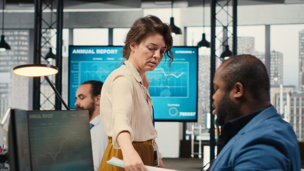 Жінка везе документи в офісі стартапу без масштабування сервера