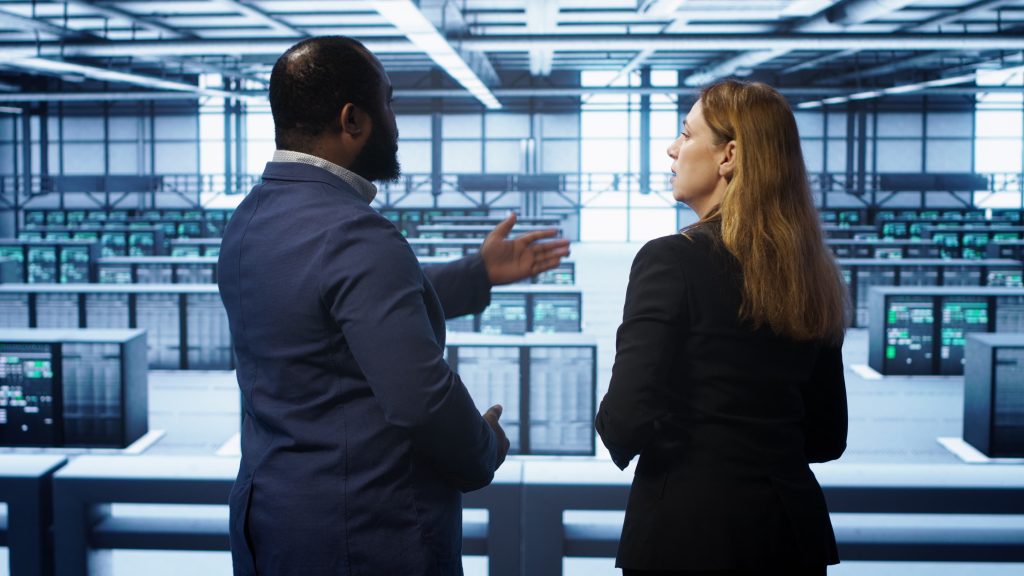 Інженер дата-центру налаштовує VPS для встановлення панелі керування