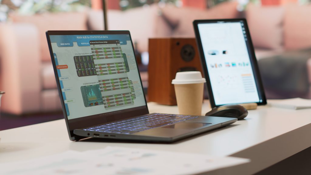 Домашнє робоче місце з комп'ютером для вибору хостингу для сайту