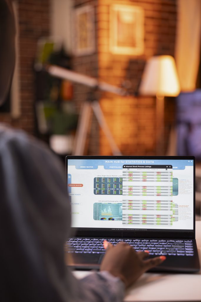 Жінка працює віддалено ввечері обираючи бюджетний хостинг для сайту