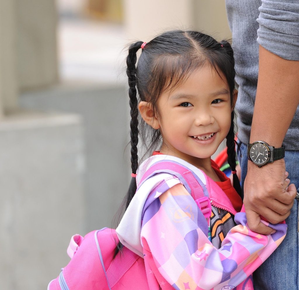 Усміхнена дівчинка мандрівниця як новачок що вивчає DNS для початківців