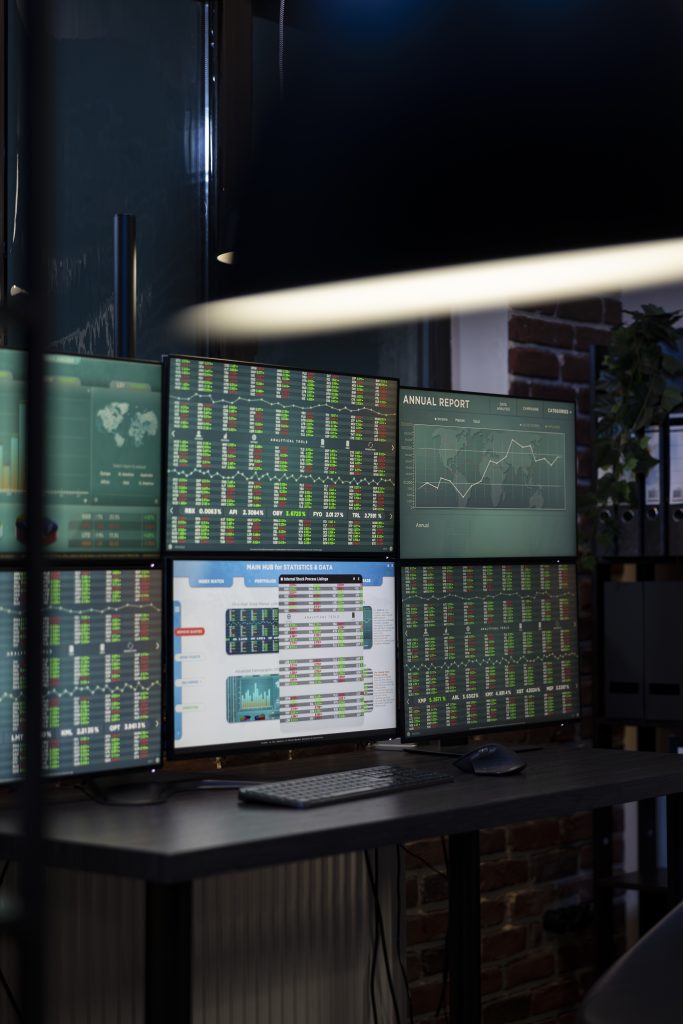 Моніторинг uptime сервера на екранах у порожньому офісі