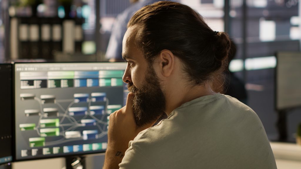 Системний адміністратор налаштовує managed хостинг для бізнесу та аналізує дані