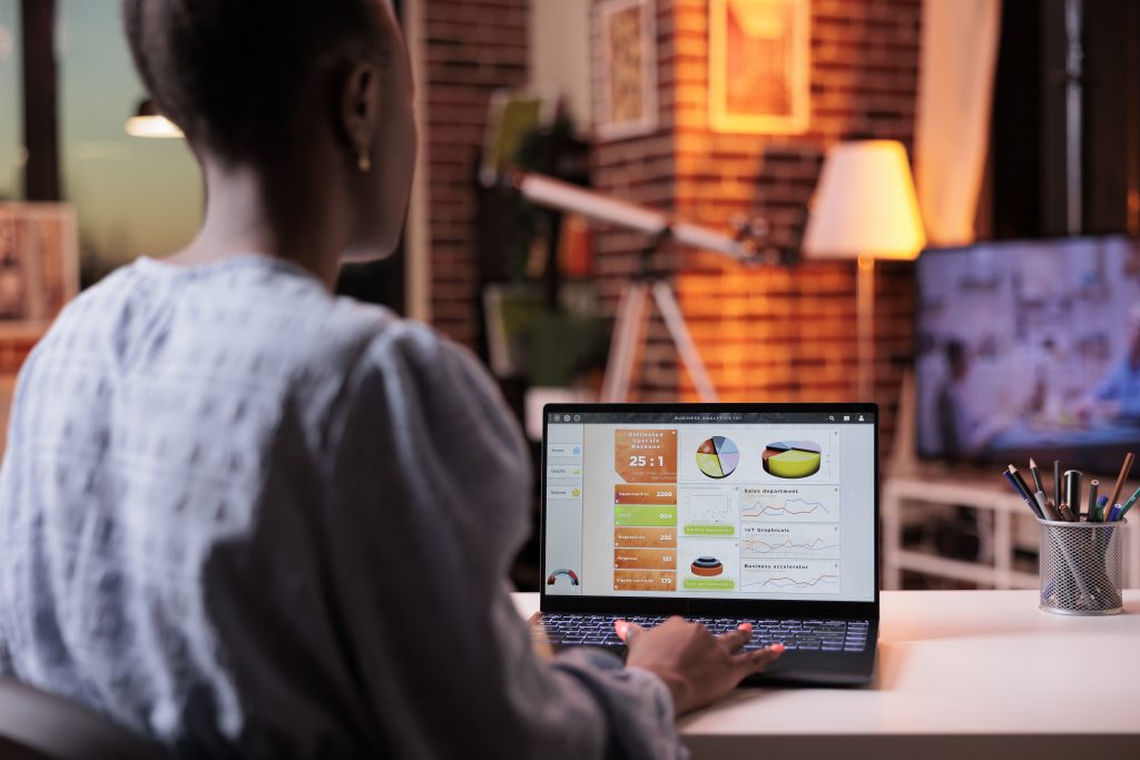 Аналіз графіків продуктивності хостингу та як покращити TTFB хостингу на ноутбуці