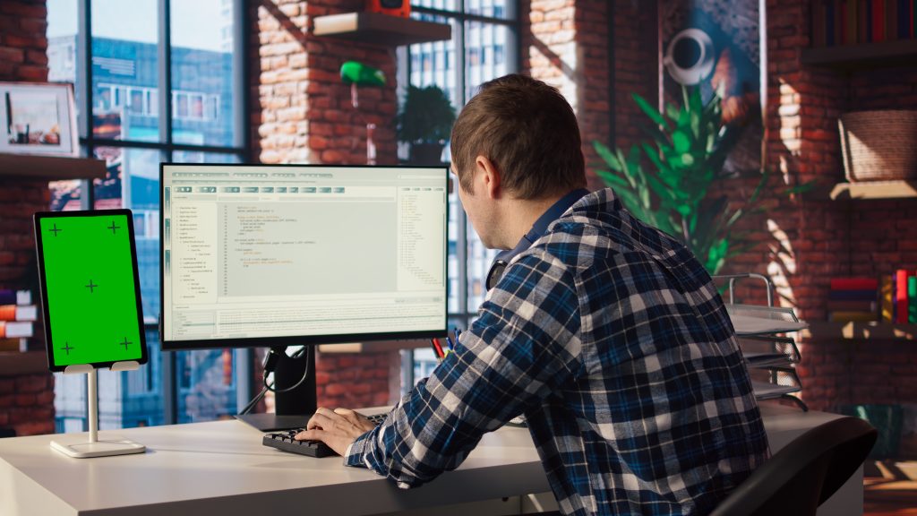 Розробник за комп'ютером виставляє chmod 644 755 на хостингу в терміналі