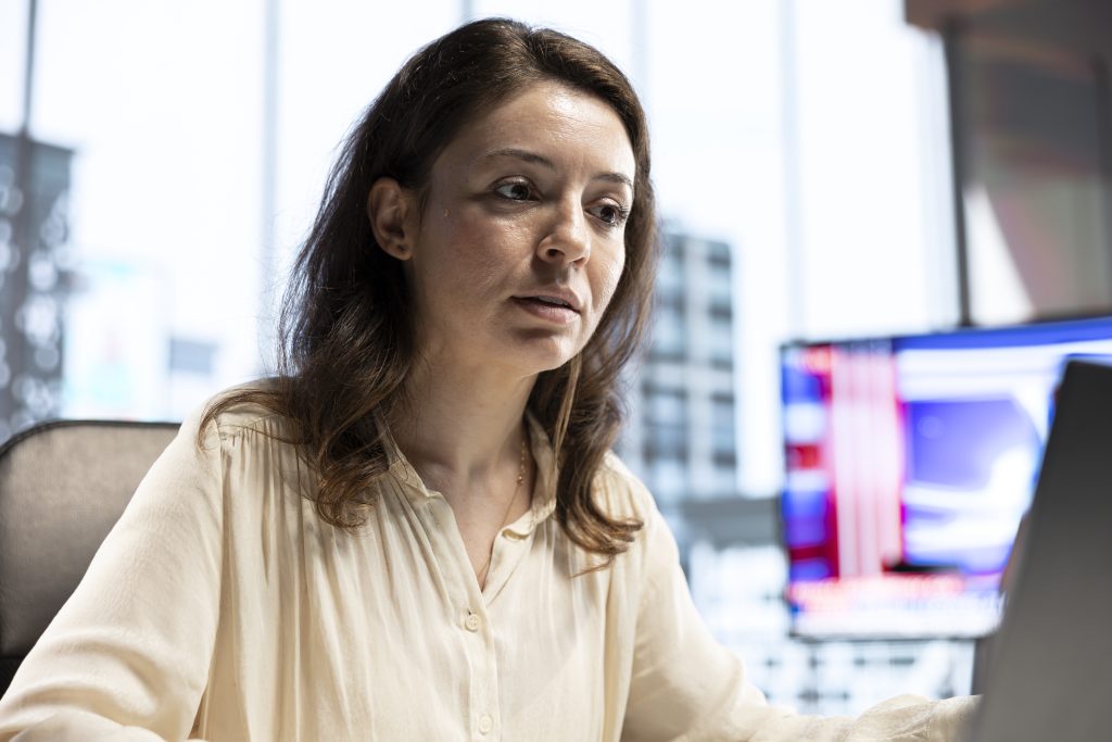 Жінка-керівник обговорює захист домену з партнерами на онлайн-конференції