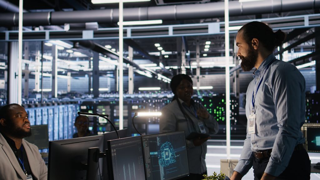 Засмучений працівник дата-центру пакує речі — реальність роботи хостингу для сайту