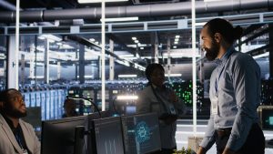 Засмучений працівник дата-центру пакує речі — реальність роботи хостингу для сайту