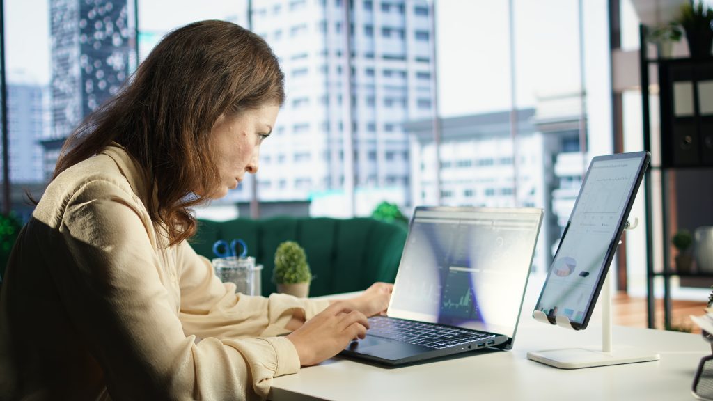 Жінка-директор планує вибір хостингу для корпоративного сайту