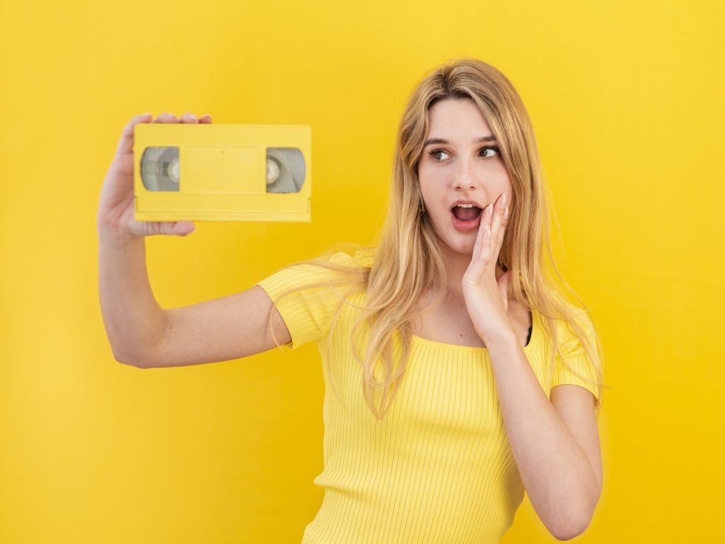 Здивована жінка дізнається про хостинг для сайту ціна якого вражає