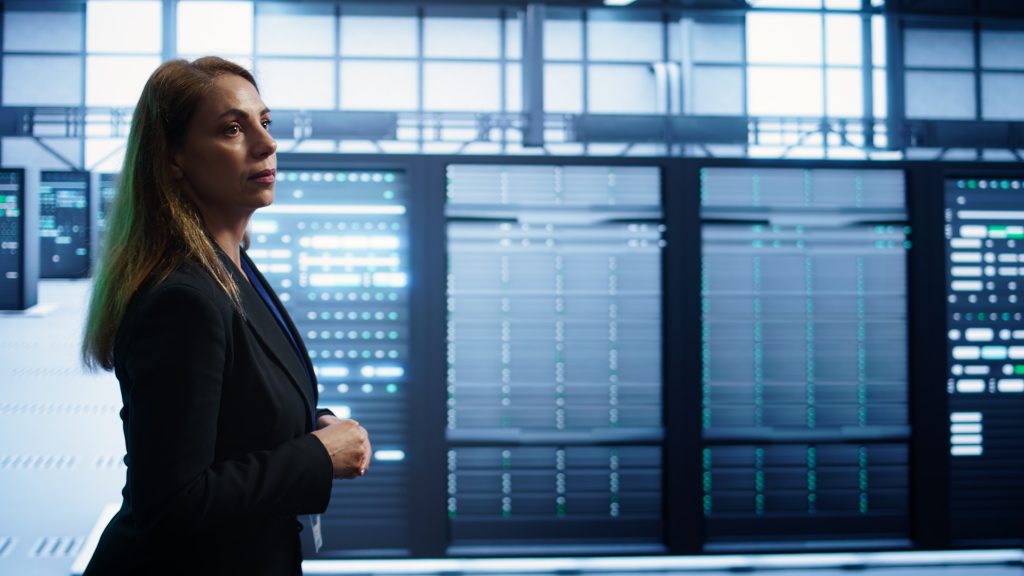 IT-спеціаліст перевіряє сервер обираючи яку панель хостингу обрати для VPS