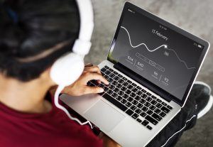 Чоловік аналізує статистику сайту щоб оцінити вплив хостингу на дохід сайту