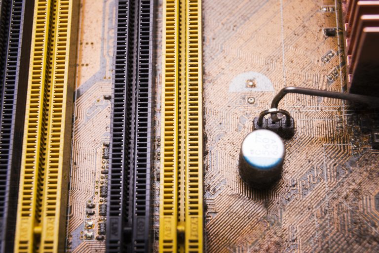 Технологічний фон що символізує захист сервера від брутфорсу