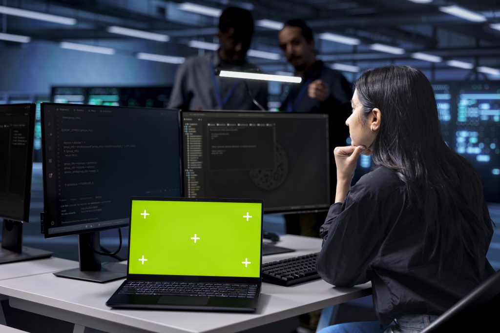 Жінка працює за ноутбуком у дата-центрі серверної периферії