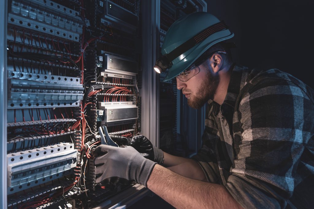 Інженер налаштовує серверну панель для SSH port forwarding покроково