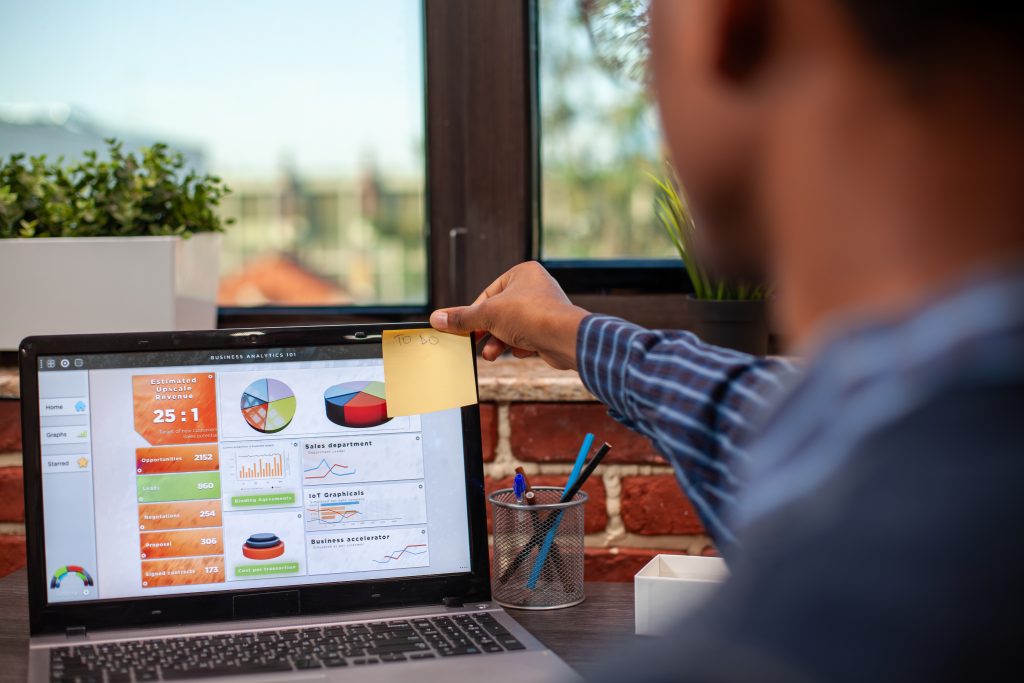 Офісний працівник налаштовує підключення CDN до інтернет-магазину за комп'ютером