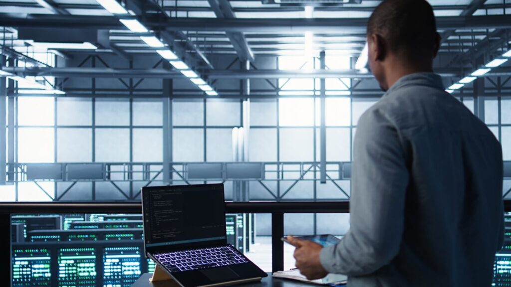 Працівник серверної ферми використовує ШІ для корпоративного хостингу на пристроях