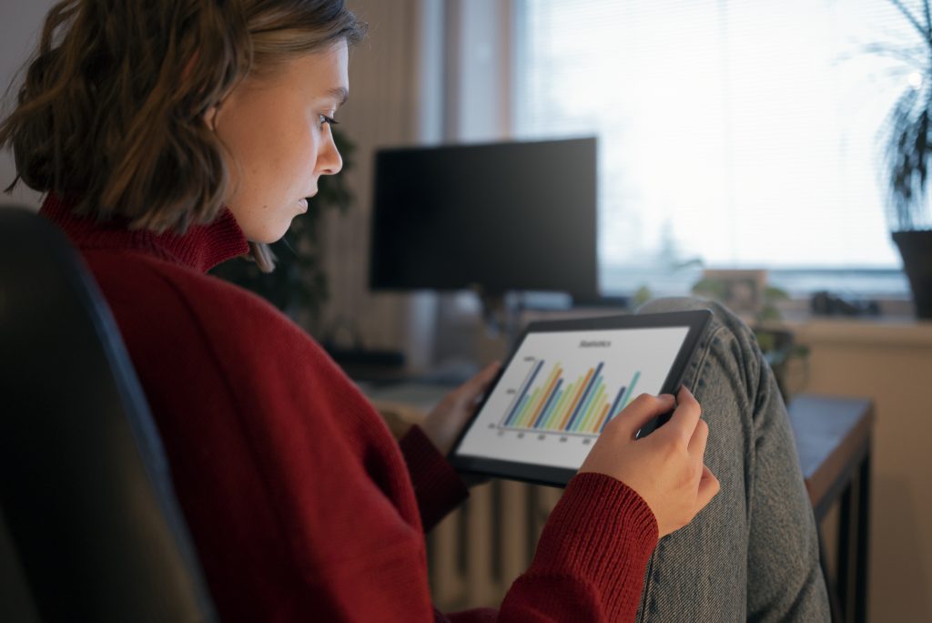 Вебмайстер працює вночі над прискоренням завантаження сайту для рекламного доходу