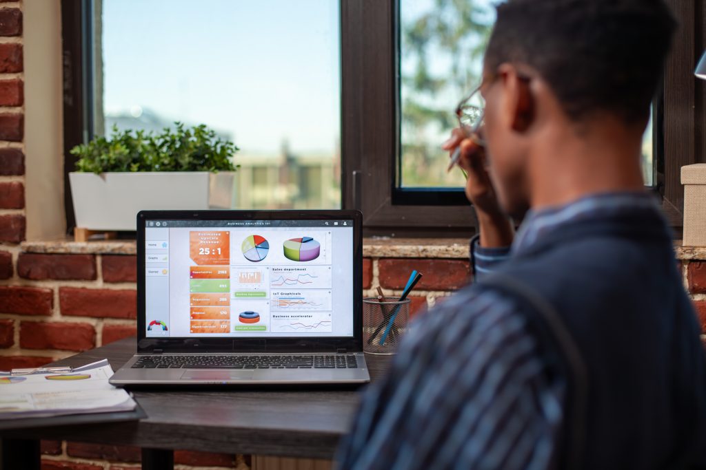 Співробітник аналізує тестування продуктивності VPS хостингу за допомогою бізнес-аналітики