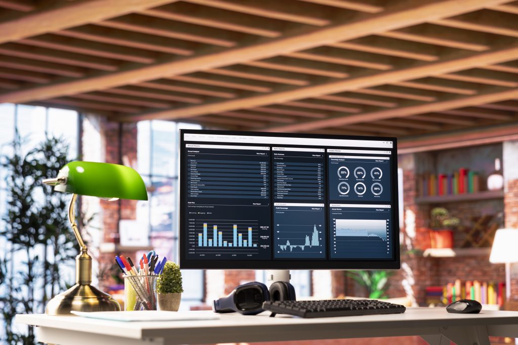 Інтерфейс фінансової програми на екрані ПК для аналізу вартості хмарного хостингу з автоскейлінгом