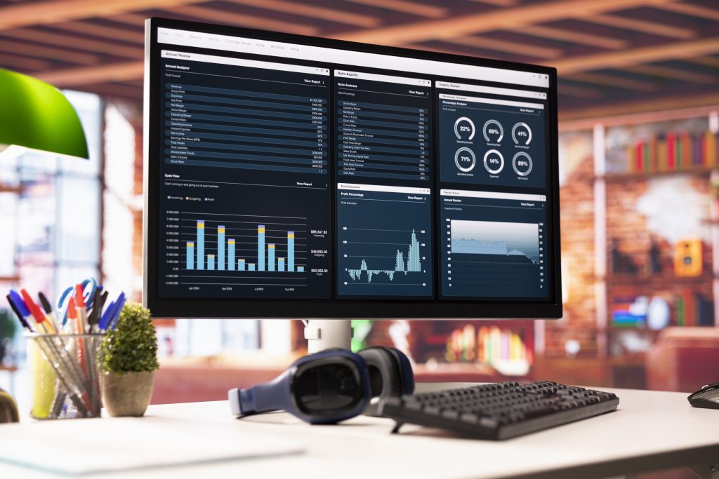 Статистика на екрані комп'ютера для моніторингу панелі керування хостингом